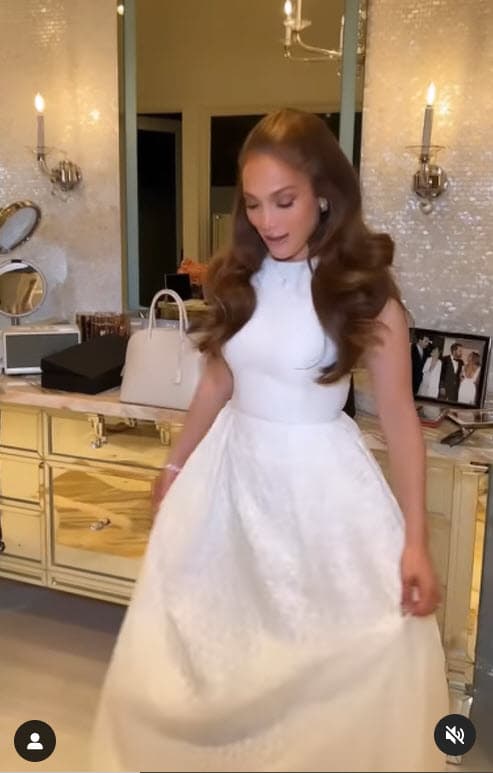 JLo, en un tono de felicidad absoluta, fue relatando ante sus seguidores, cómo fue que ella y su ahora marido se fueron preparando para la ocasión en las mismas instalaciones de la capilla.
<br>