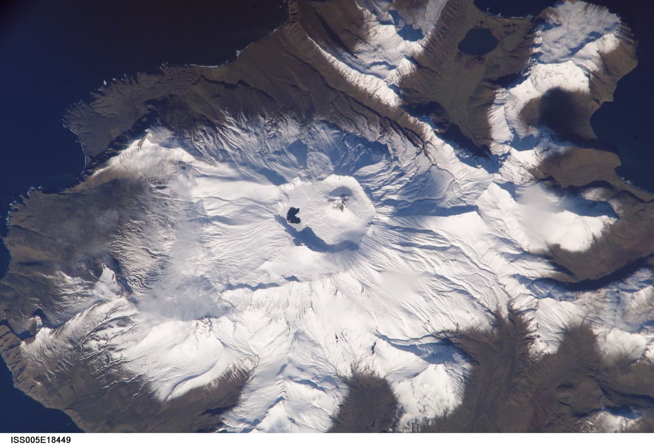 <b>8 -Volcán Akutan, Alaska. </b>Ubicado en la isla Akutan, en Alaska, este estratovolcano tiene una caldera de 1.2 millas (2 km) de diámetro con un pequeño lago. En abril de 1992 se registró una pequeña erupción de vapor y cenizas y en 1996 se presentaron una serie de temblores que se sintieron en varios territorios aledaños.