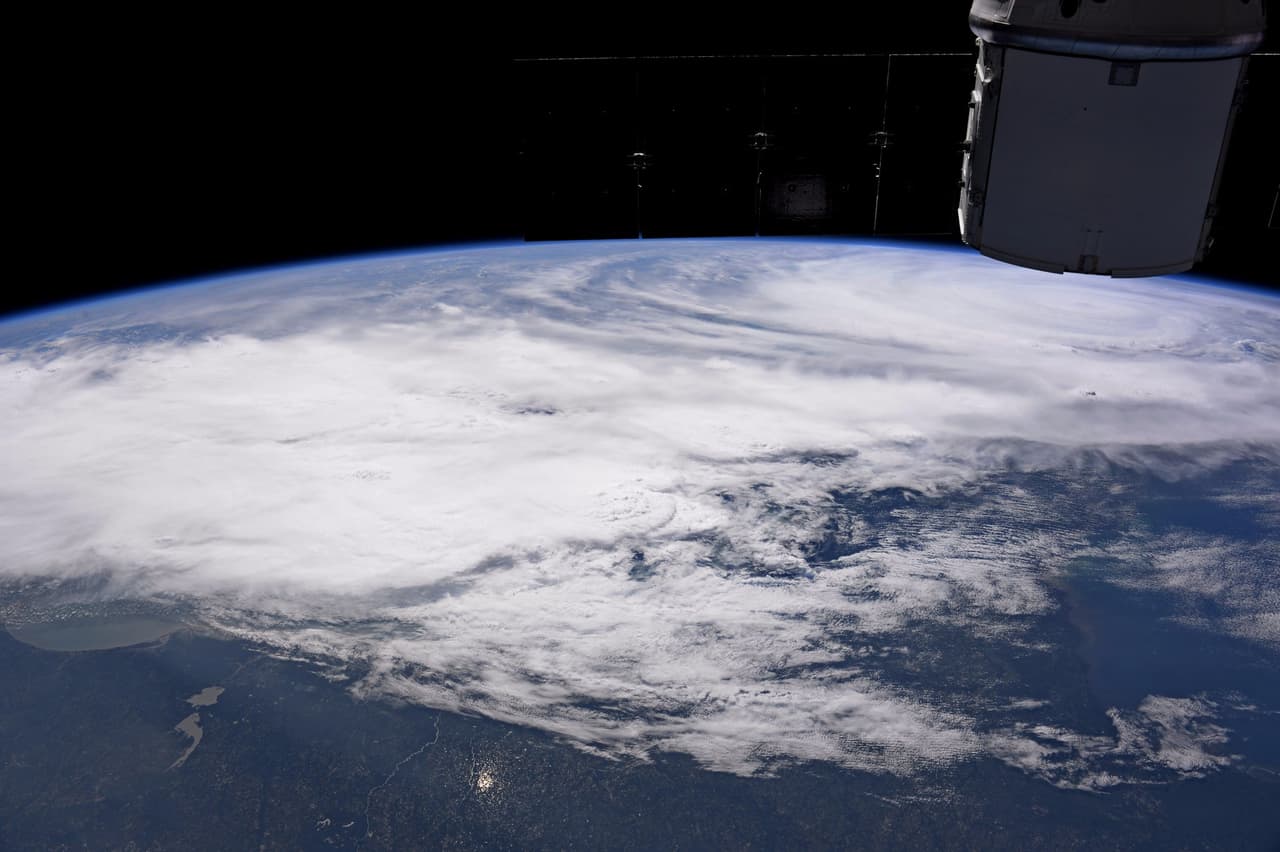 “desafortunadamente dos huracanes, el primero #Irma”, escribió el astronauta Randy Bresnik en su cuenta de Twitter, en referencia a la cercanía entre Irma y José.
