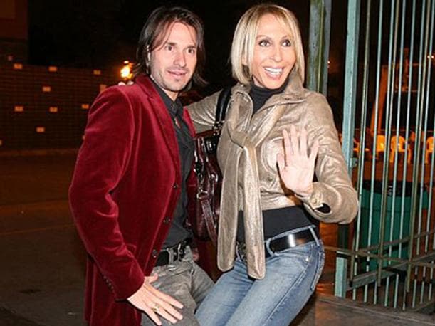 <b>Laura Bozzo</b> y 
<b>Cristian Zuárez</b> duraron 17 años juntos, aunque nunca pisaron el altar. En 2017 sucedió lo impensable: Cristian le era aparentemente infiel con otra mujer idéntica a Laura que además era multimillonaria y se llamaba 
<b>Adriana Amiel.</b> Al enterarse por algunos medios de comunicación, 'La señorita Laura' dio por terminada su relación.