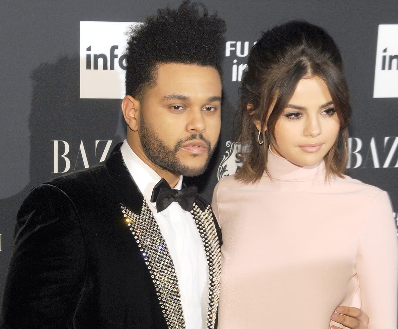 Después de que la cantante terminó con Krost, tuvo una 
<b><a href="https://www.univision.com/entretenimiento/the-weeknd-revela-que-la-ruptura-con-selena-gomez-lo-hizo-perder-un-disco" target="_blank">relación con The Weeknd.</a></b>