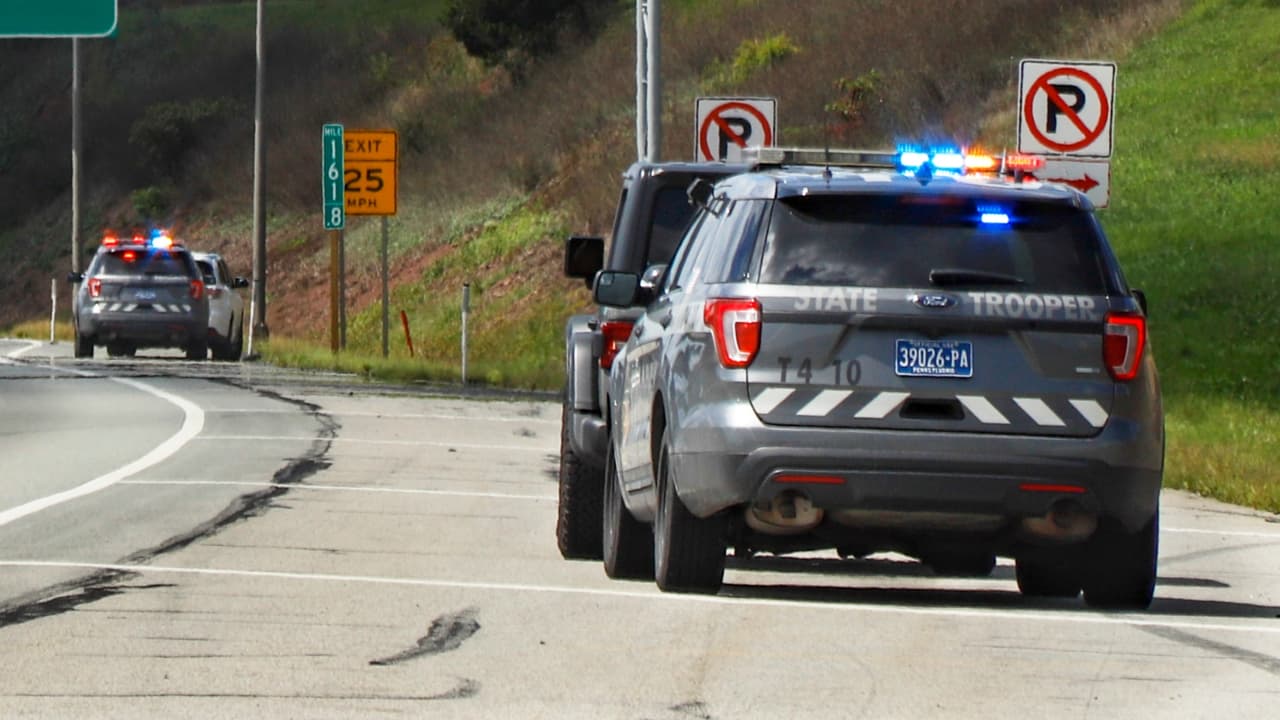 Arrestan a menores por arrojar piedras y troncos al tráfico: hay dos heridos y 17 vehículos dañados