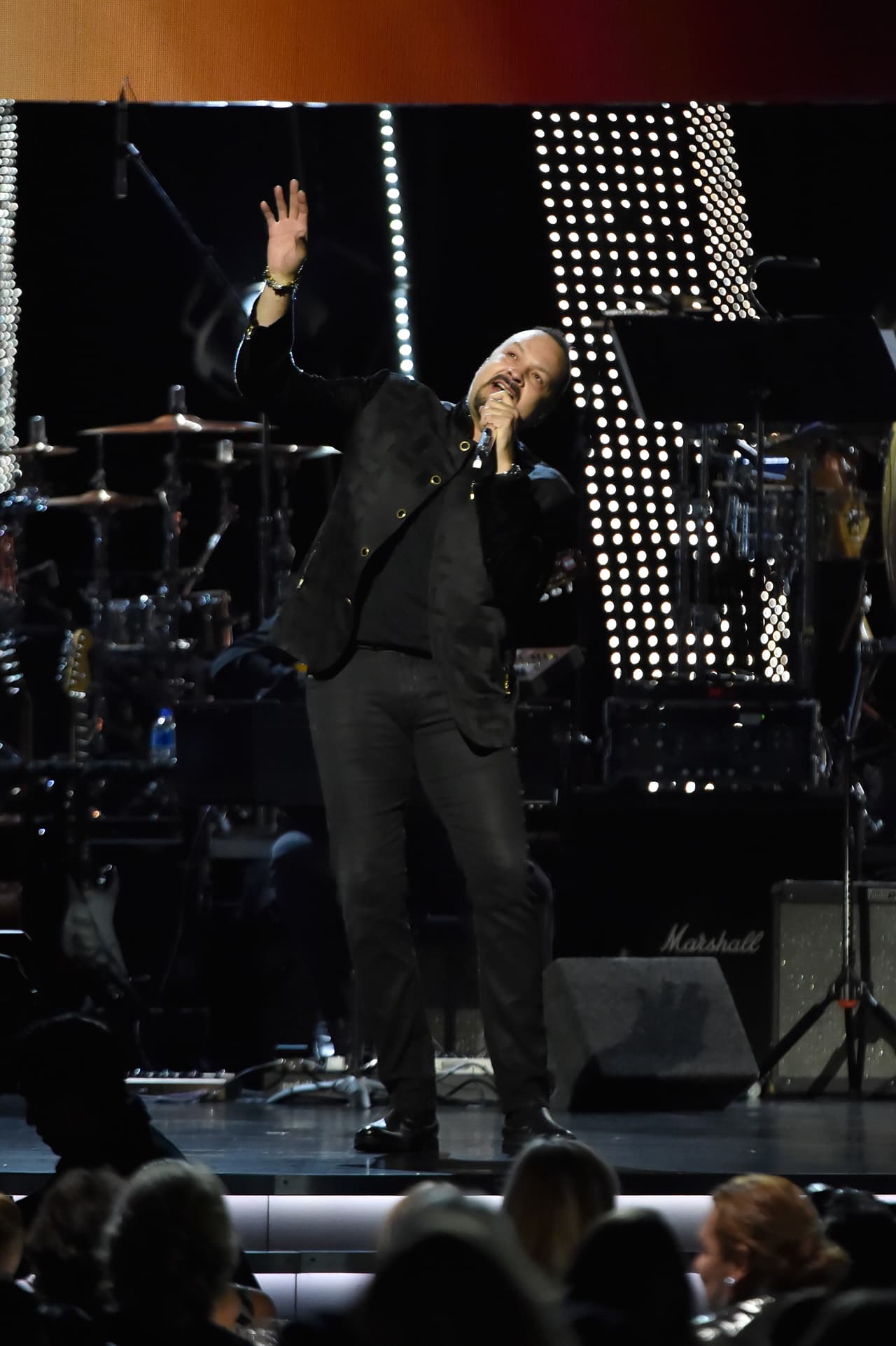 Pepe Aguilar orquestó la sorpresa, dando inicio a la interpretación de 'Mariposa traicionera'.