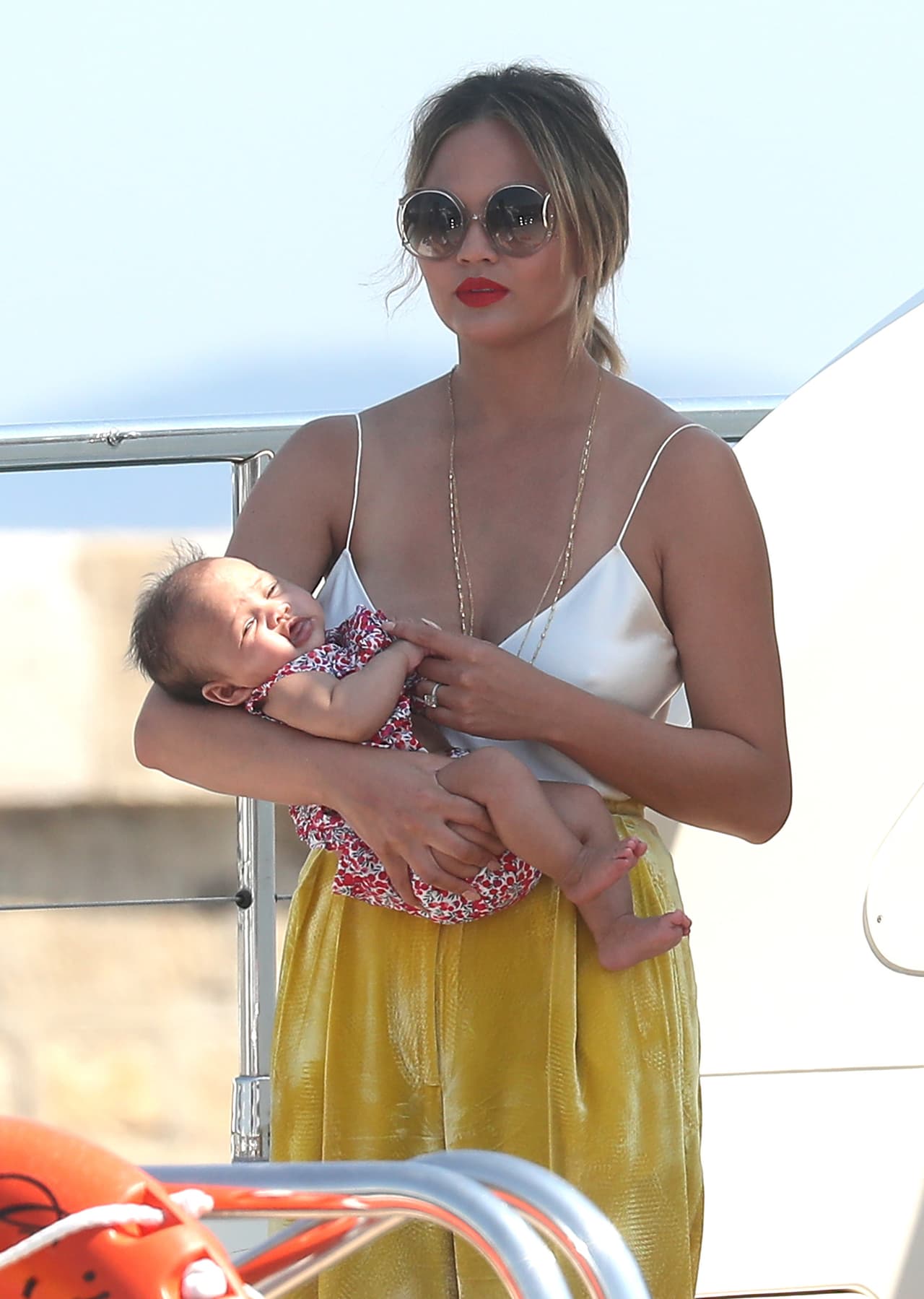 Todo el tiempo está atenta a su nena.