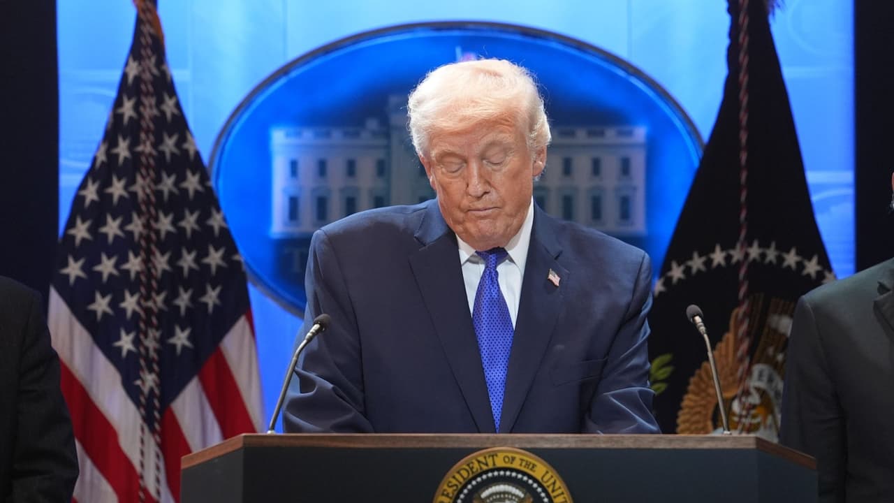 Trump firma arancel global del 10% para todos los países tras fallo de la Corte Suprema