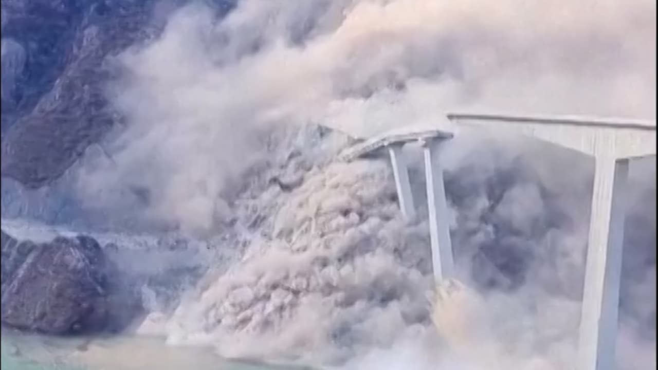 En video: El momento en que un puente colapsa parcialmente meses después de su inauguración