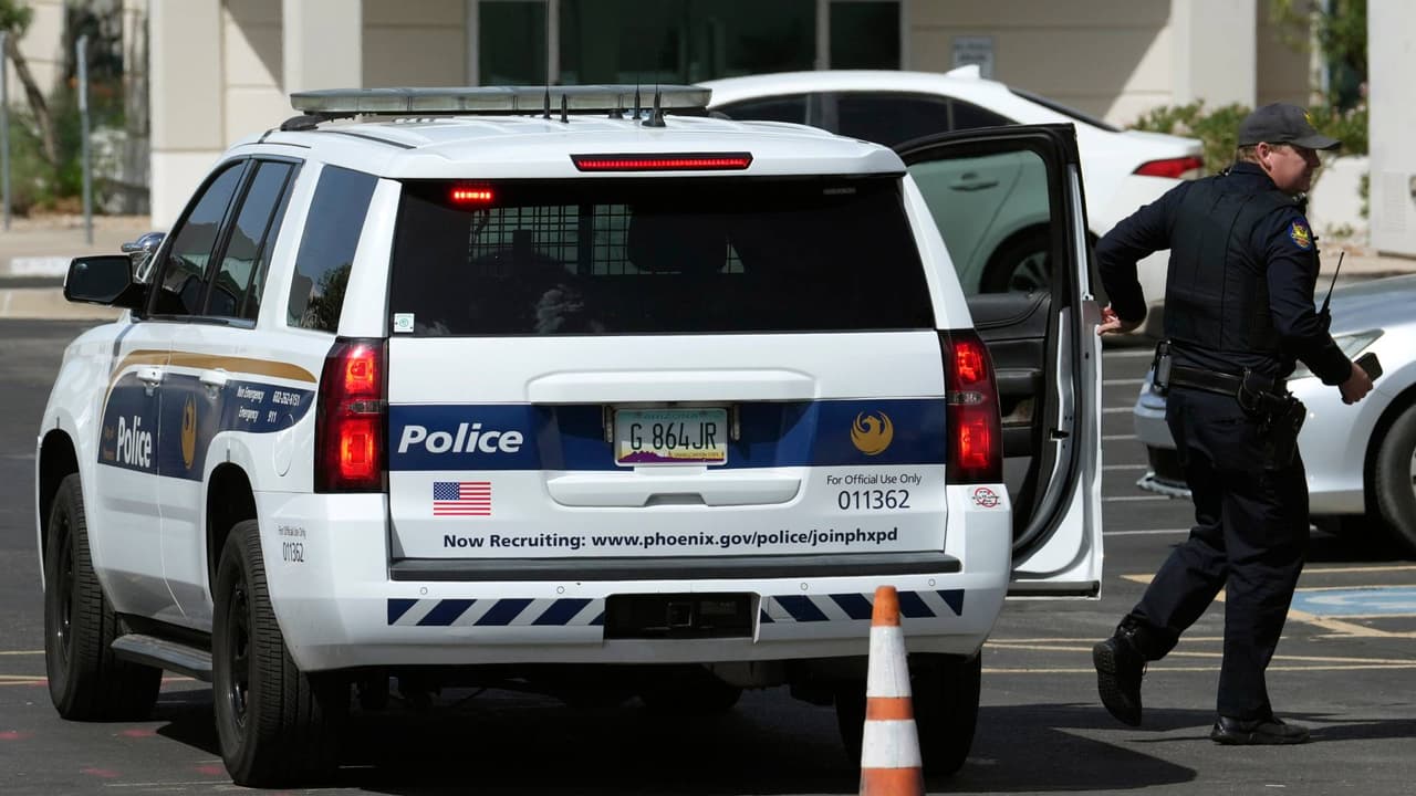 Accidente termina en tiroteo mortal en Phoenix: Hallan a un hombre muerto dentro de una camioneta