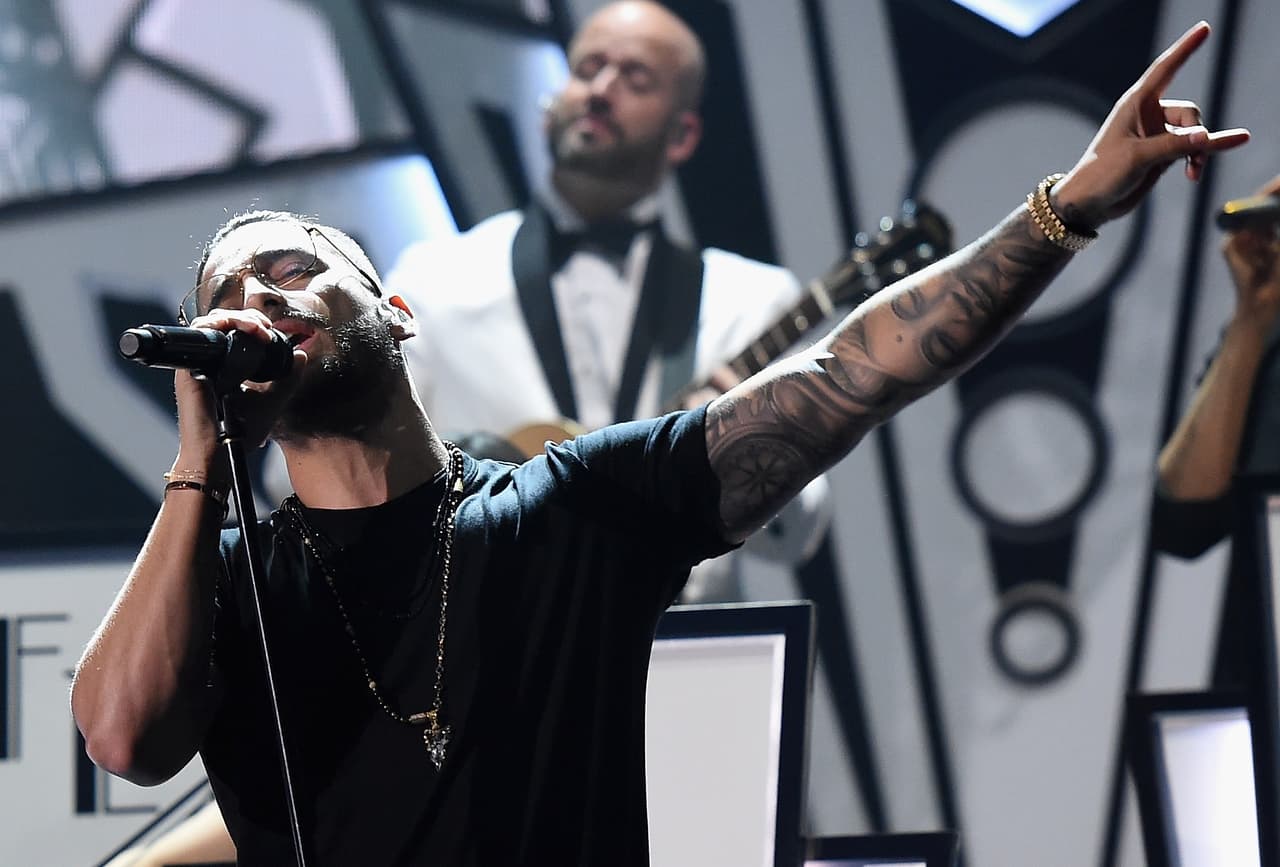 Maluma contó a GQ que le gusta extraer lo mejor de todas las religiones y que las enseñanzas budistas han sido muy significativas para él, de manera que el rostro de Buda decora su brazo izquierdo.