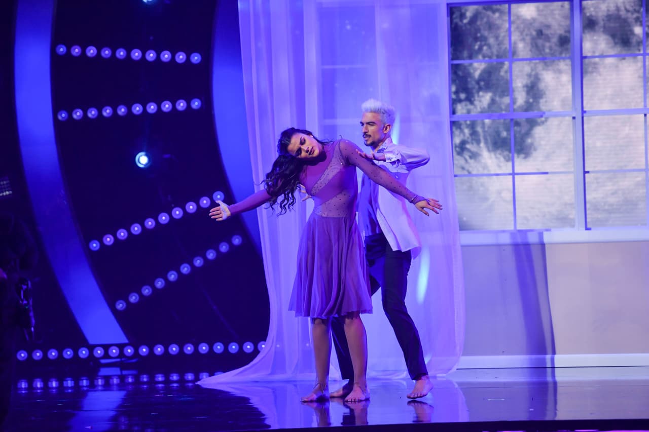 La dominicana demostró todo el esfuerzo que dejó en los ensayos al llegar a la pista para bailar 'Cuan lejos voy'.