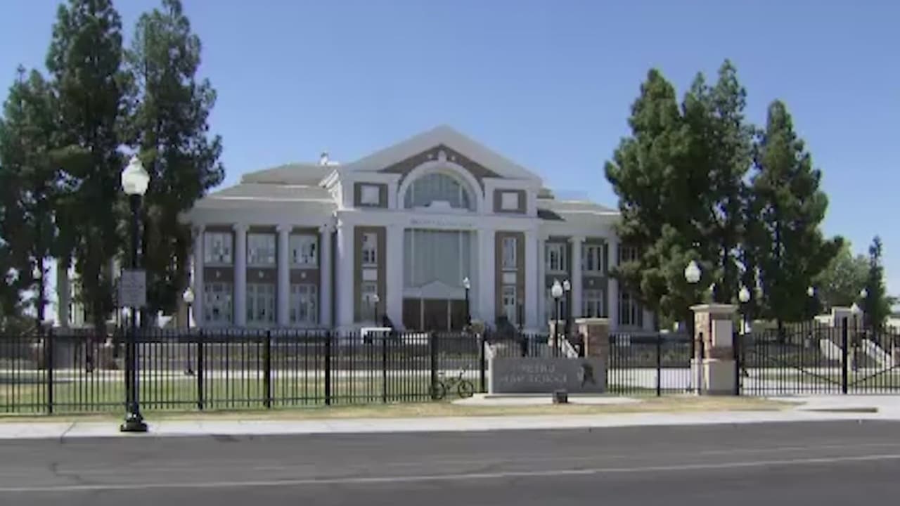 Identifican a estudiante latino que murió durante su clase de educación física en Fresno