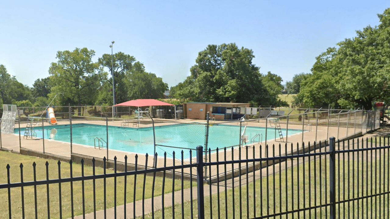 <h3 class="cms-H3-H3"><b>Tommie Allen</b></h3>
<br>Si tu hogar se ubica al sur de Dallas, cerca de Hutchins, esta piscina es una buena opción para ti o tus hijos.
<br>
<br>
<b>¿Qué ofrece la piscina?</b>
<br>Sillas, una regadera exterior, estacionamiento, baños y una estructura de sombra.
<br>
<br>
<b>¿Dónde está ubicada?</b>
<br>📍6901 Bonnieview, Dallas, TX 75203
<br>
<br>
<b>¿Cuándo abren?</b>
<br>Lunes, miércoles y jueves, de 1 p.m. a 6 p.m. Los viernes y sábados está de 12 p.m. a 7 p.m.
<br>
<br>
<b>¿Cuándo cierran?</b>
<br>Martes y domingo.