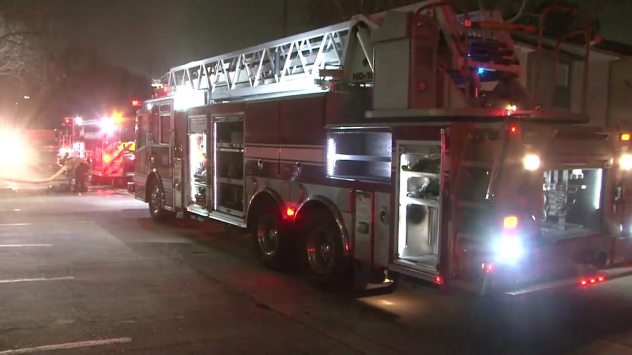 Los bomberos lograron controlar el fuego y no se extendió a otros departamentos, aunque el piso de abajo sufrió daños porque se usó para recargar agua y así apagar el incendio.