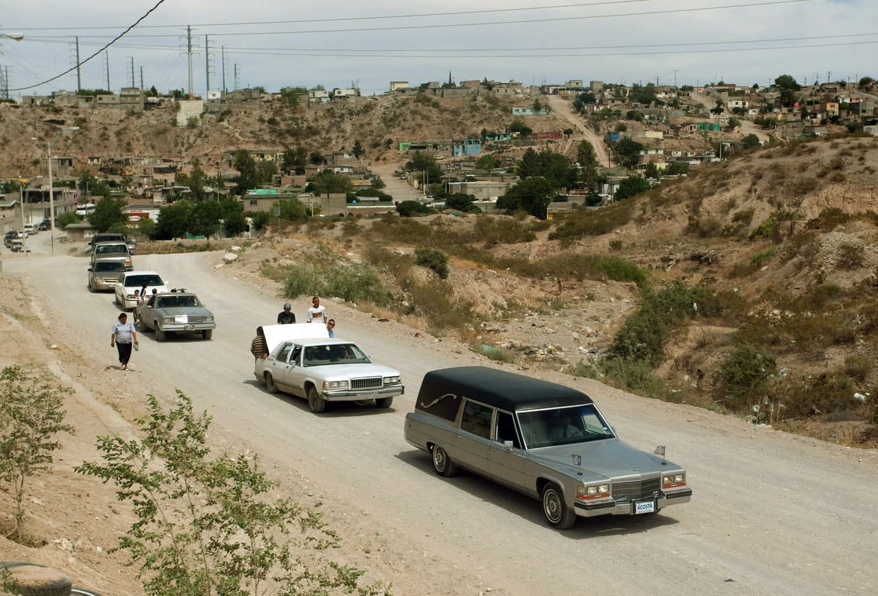 Un funeral multitudinario. El cortejo fúnebre partió de su vivienda en el oeste de Ciudad Juárez, hizo una parada en un templo católico y acabó en un cementerio elevado con vistas a una de las zonas más pobres de la zona.