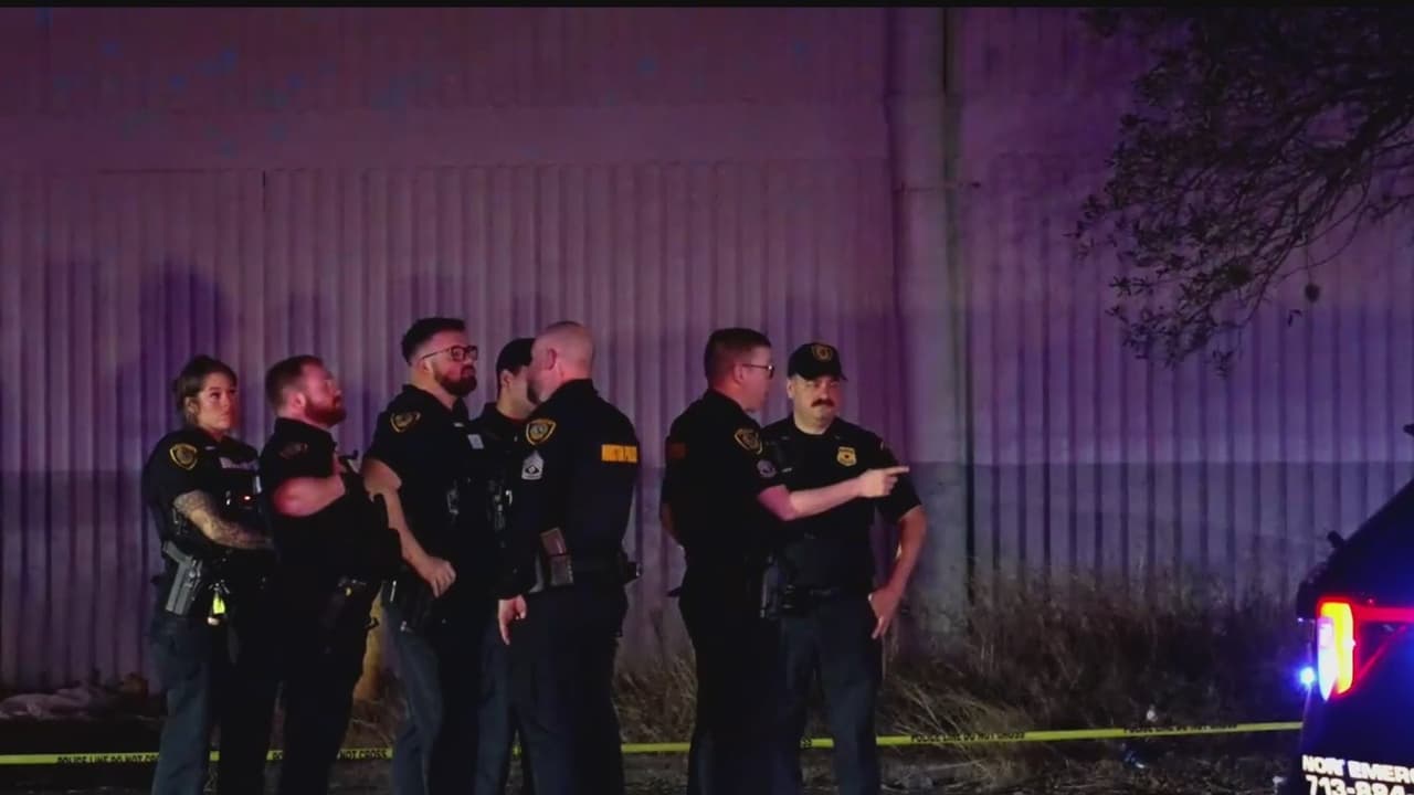 Adolescente muere baleado en encuentro de autos no autorizado en un estacionamiento del área de Houston