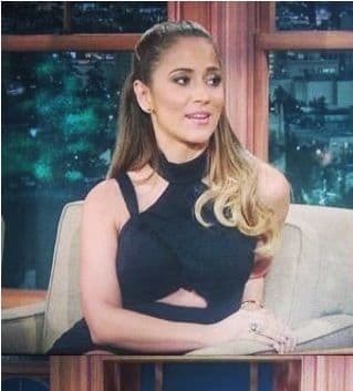 Así es como Jackie Guerrido avanza en su carrera, ayudada de su inigualable inteligencia y esa belleza única.