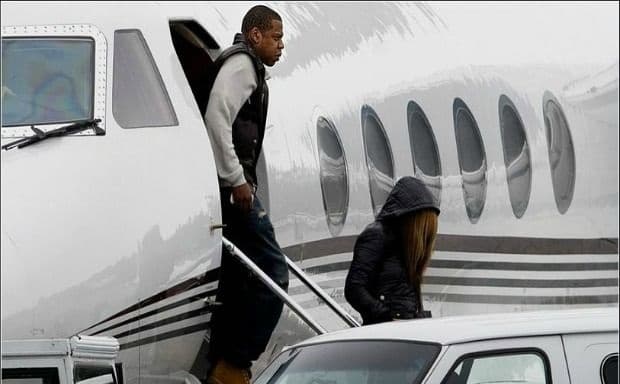<b>Jay-Z</b> 
<b>y</b> 
<b>Beyonce</b> son una de las parejas más célebres del espectáculo, y uno de los grandes regalos que la cantante le hizo a su esposo es un jet privado personalizado de casi 
<b>50</b> 
<b>millones</b> 
<b>de</b> 
<b>dólares</b>.