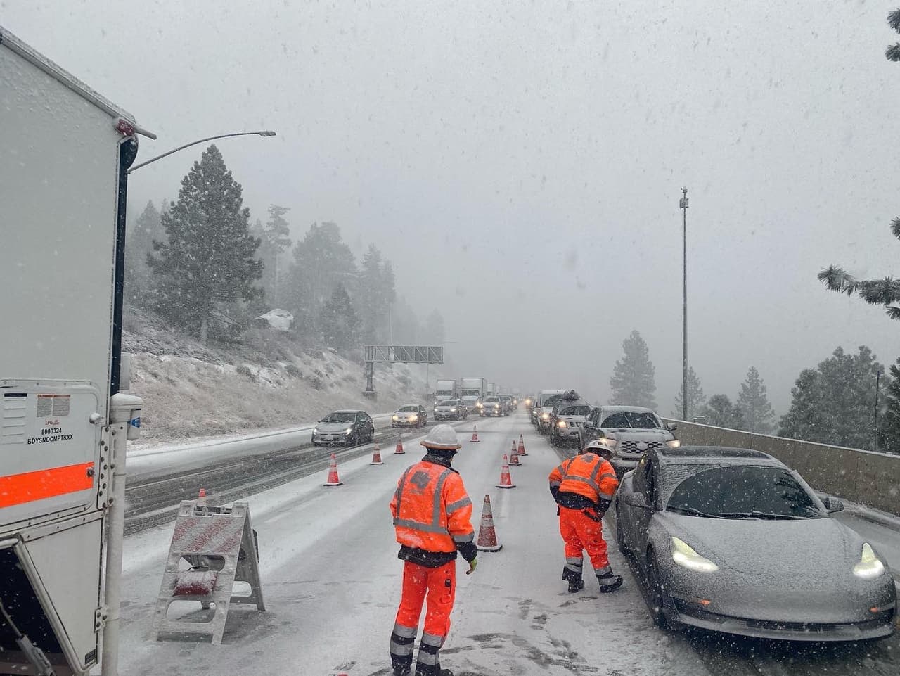 Desde este martes y para este miércoles, Caltrans comenzó a aplicar paradas y controles para verificar que los conductores usen cadenas para circular en carreteras afectadas por la nieve.