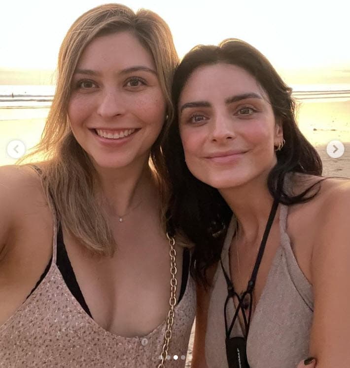 "Siempre me dice que vivo al límite, pero me acompaña", compartió y ambas dieron un ejemplo de ese gusto por lo extremo, pues las dos se dieron helados baños dentro de una tina con hielo. 
<br>