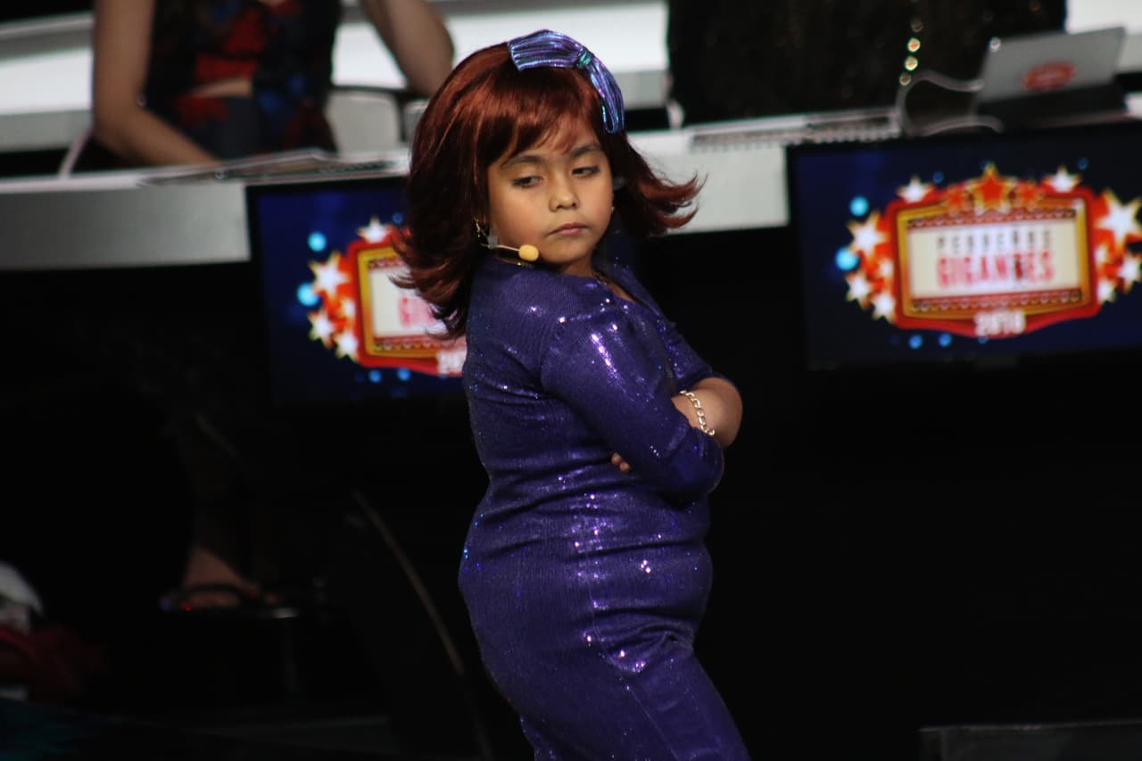 La pequeña cantó el tema 'A esa' de Pimpinela.