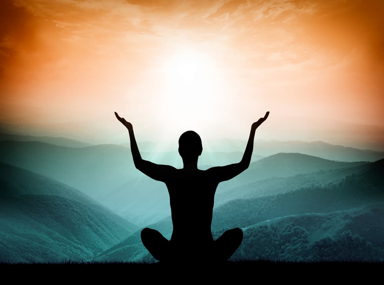 Al purificarte junto a los elementos, dedica unos minutos para sentarte, calmarte y meditar, concentrándote en tus chakras y cómo sientes que han sido aclarados, que están limpios. Respira profundo y disfruta de tu renovado bienestar.