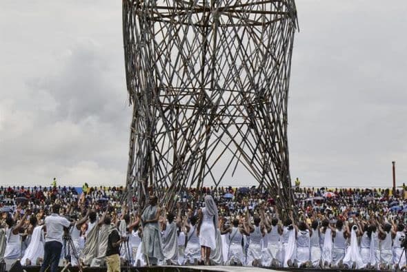 Unos artistas cantan en el estadio Amahoro en Ruanda, durante la conmemoración del vigésimo aniversario del genocidio.