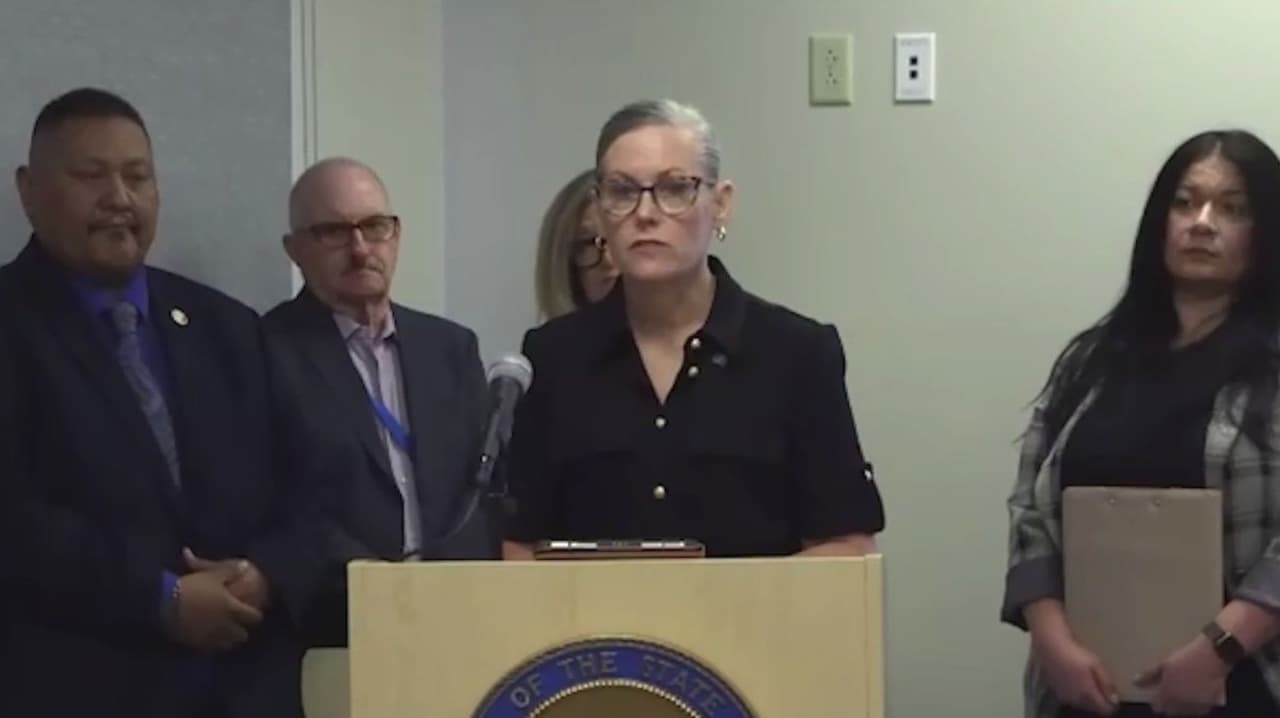 Gobernadora de Arizona impulsa investigación con IA sobre fraudes a pacientes nativoamericanos