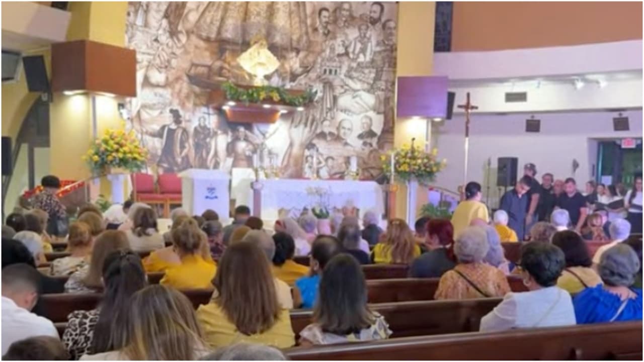 Ofrendas y flores: así honran a la Virgen de la Caridad del Cobre en víspera de su celebración