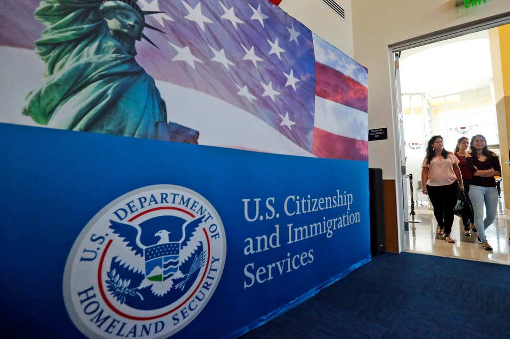 USCIS anuncia que acatará orden de tribunal que anuló límites a vías migratorias legales