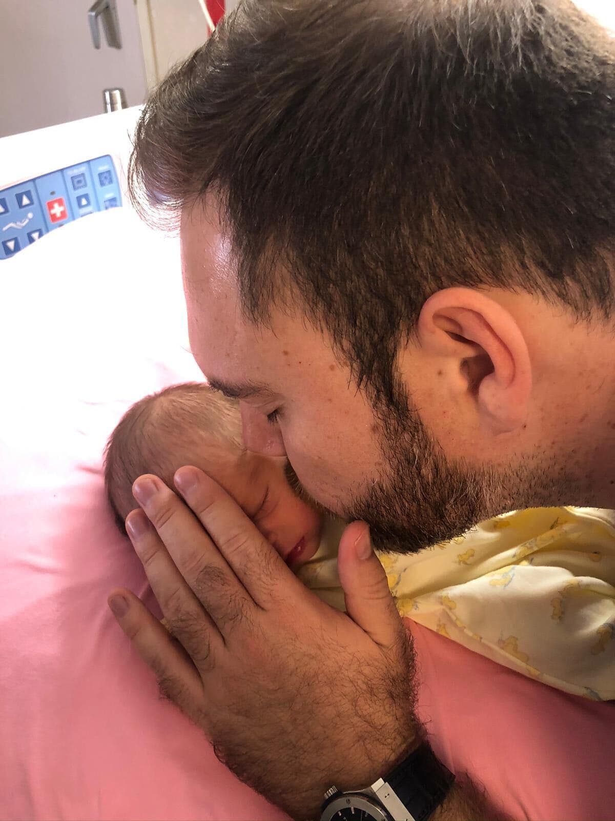 Michelle siempre ha dejado bien claro que vive agradecida por tener a Fernando. Para ella, su marido es una gran bendición que Dios le ha puesto en el camino. 
<b>"No me equivoqué, me ha apoyado"</b>, dice. La felicidad de él al ver por primera vez a Megan resume tantos años de esfuerzo para lograr el anhelo de sentirse padres.
<br>