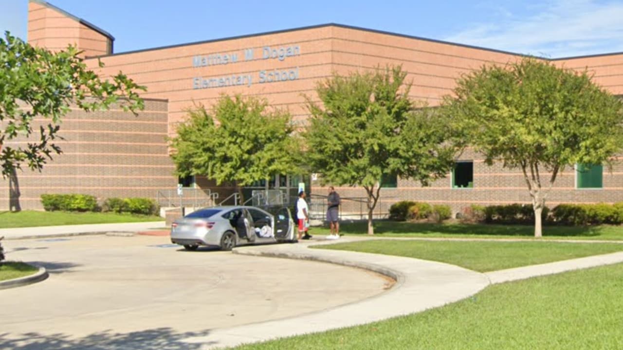 Madre enfrenta cargos tras realizar presuntas amenazas contra una escuela primaria de Houston