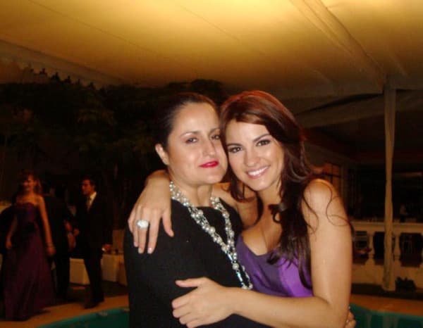 Continuó: "La que habla de frente y dice las cosas aunque no te guste oírlas... la que con solo mirarte y sin decir una palabra es capaz de dártelo todo... 
<b>la que me ha enseñado a usar mi voz, <a href="https://www.univision.com/famosos/con-nostalgia-y-una-reflexion-maite-perroni-comparte-lo-que-mas-ha-extranado-durante-la-pandemia-fotos">a hablar con la cabeza</a></b> y a sentir con el alma...".
<br>