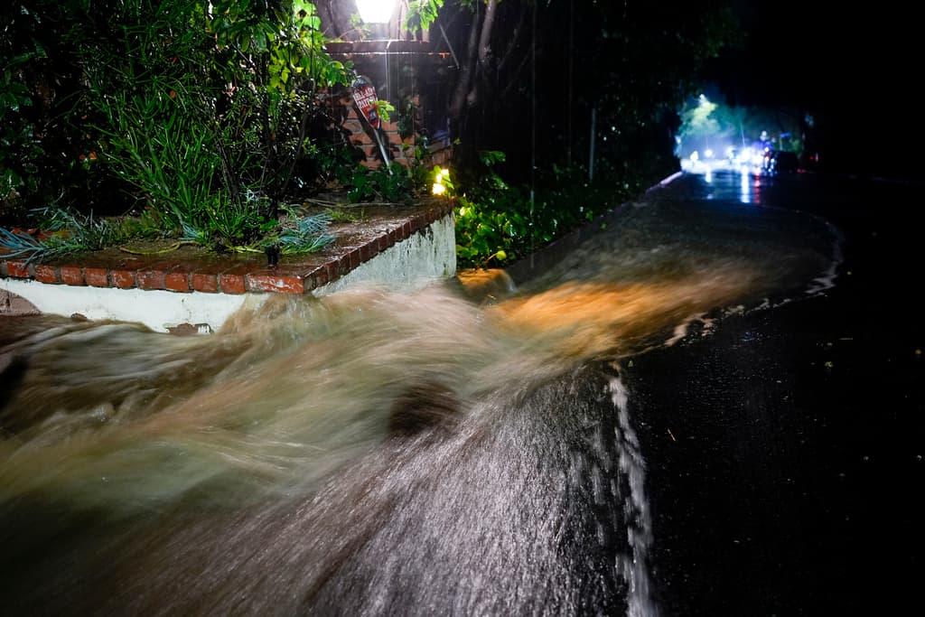 Llueven las rocas y los deslaves en Studio City: dañan casas, autos y obligan a desalojar