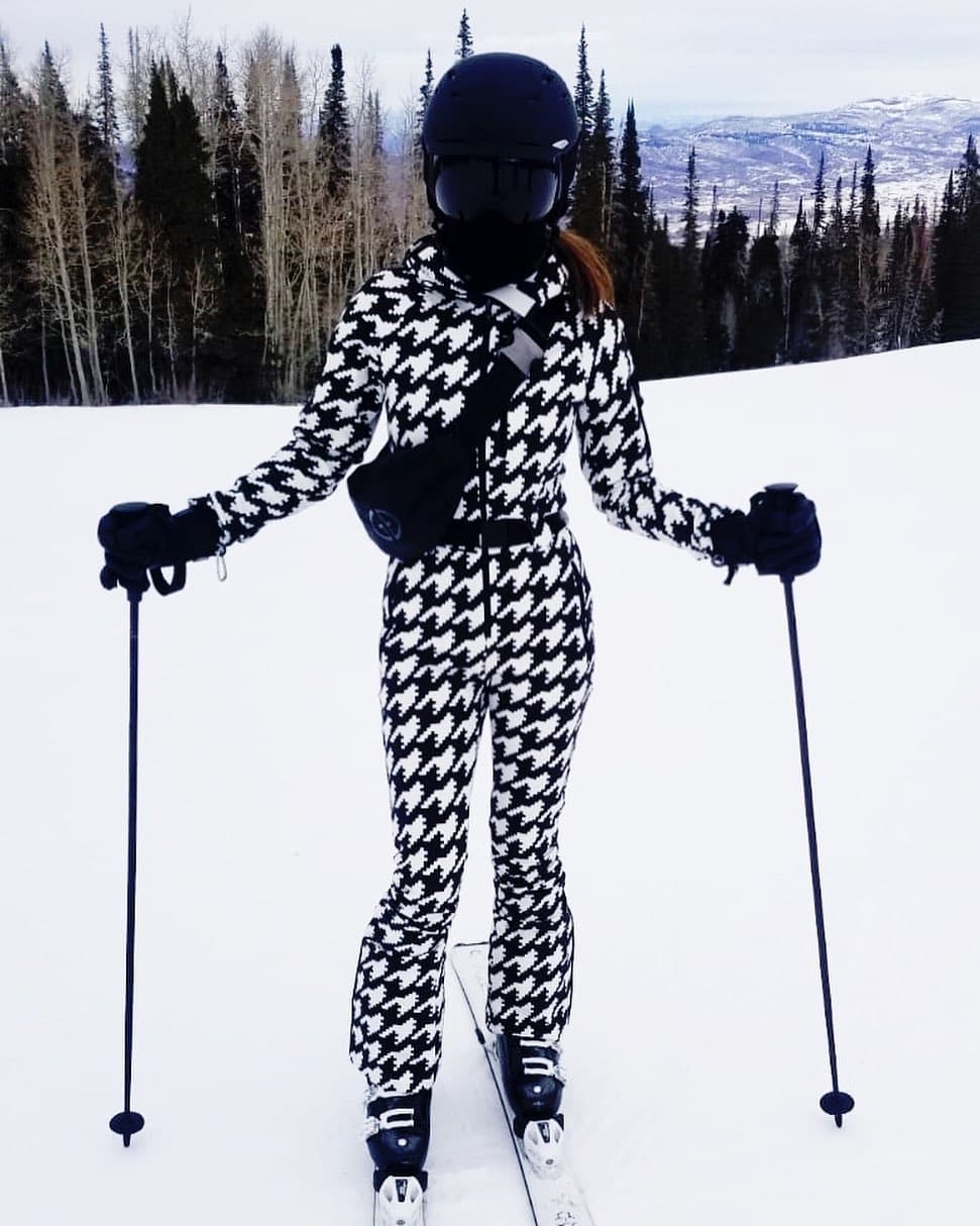 En redes sociales compartió con sus seguidores algunas imágenes en medio de la nieve, entre las que destacó esta foto en donde luce un atuendo a blanco y negro.