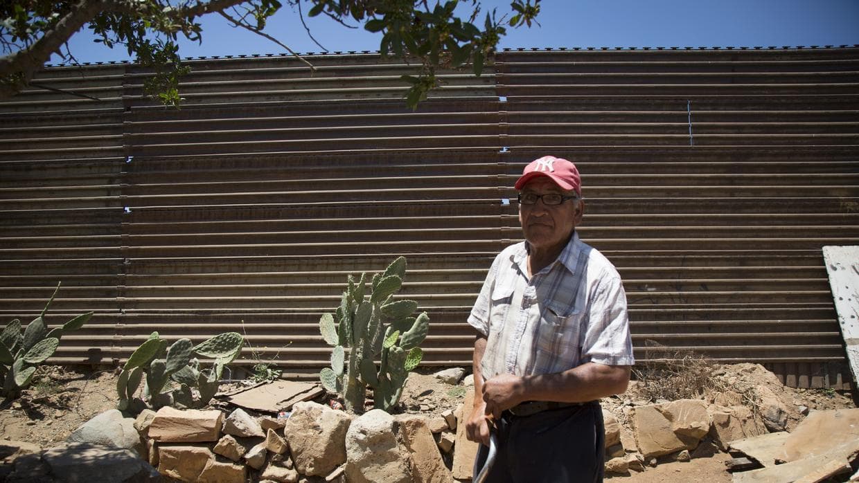 <b>Pedro Morales, 67 años, Tijuana.</b> La casa de Pedro Morales, un hombre originario de Jalisco y residente en la colonia Nido de las Águilas, es la antesala de la ruta más mortal en California para los migrantes. Tanto así que en su patio está la oxidada lámina de tres metros de alto que el gobierno de Estados Unidos colocó a principios de la década de 1990 para tratar de detener a los indocumentados. “Hay unos que así como se brincan los agarran. Como a los 10 minutos ya los tienen bien apañados (arrestados)”, cuenta don Pedro, recargado sobre la valla fronteriza. “Cuando se pone la neblina y cuando está lloviendo es cuando más pasa la gente. Ahorita no, en el día no”, aclara.