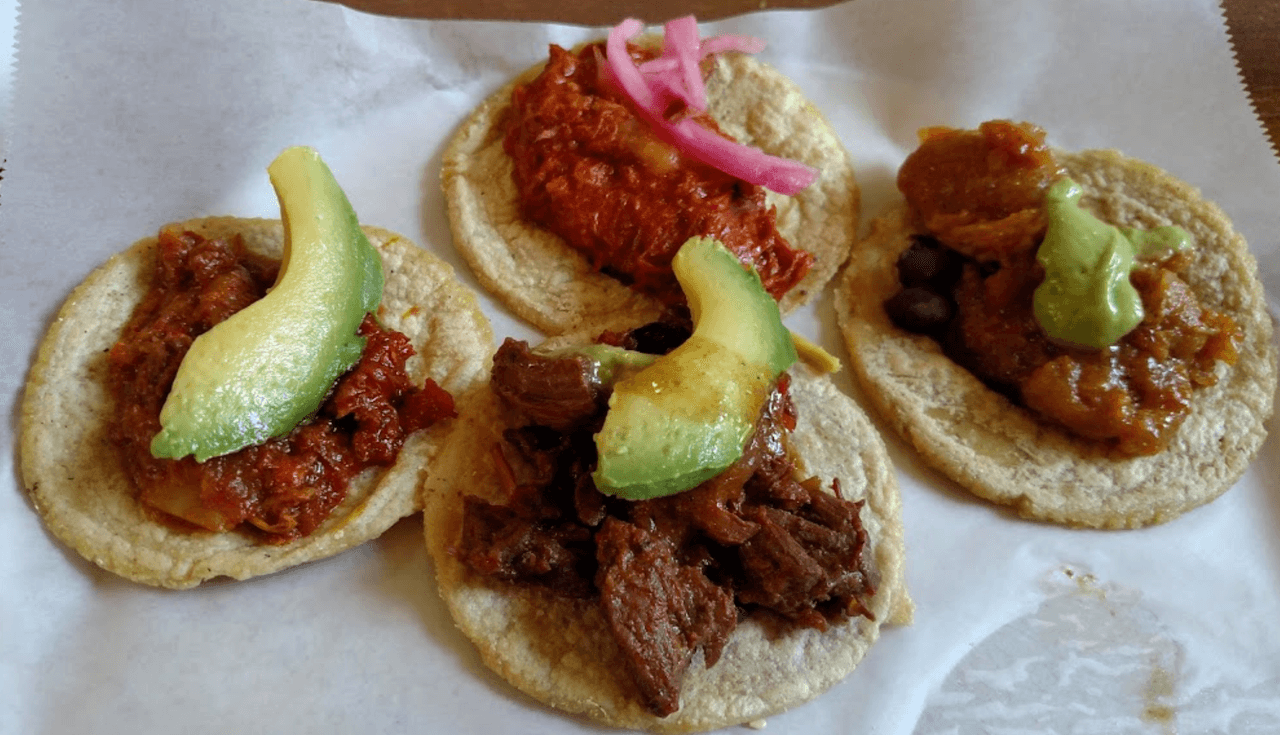 <b>Guisados</b> - El restaurante mexicano se acredita ofrecer comida tradicional y tortillas hechas a mano, con un menú simple y muy hogareño.
<br>
<br>Lo encuentras en el número 2100 al este de la avenida Cesar E Chavez en el área de Boyle Heights.
<br>