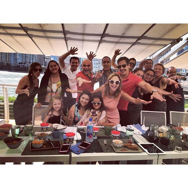 Después de una noche de fiesta, nada mejor como desayunar en familia.