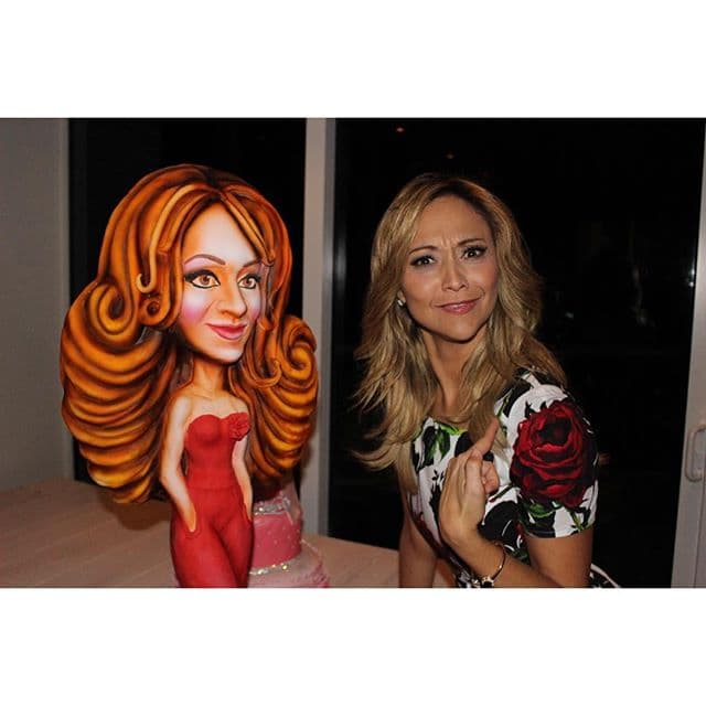 ¡Sí se parecen! Vero estaba muy emocionada por su escultural pastel.