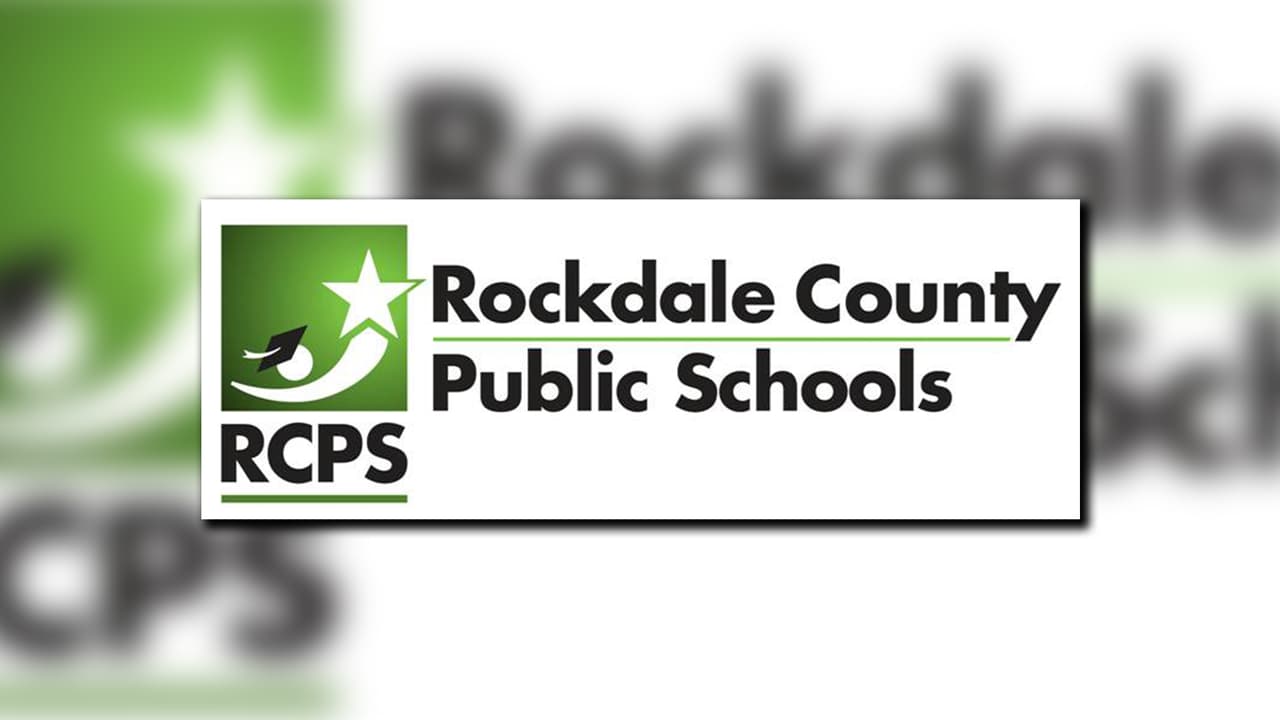 Distrito Escolar del Condado El distrito aún está formulando un plan de retorno para los estudiantes basado en las respuestas compiladas por los padres, el personal docente y el personal.
<br>
<br>Sin embargo, ha publicado un
<a href="https://www.rockdaleschools.org/cms/One.aspx?portalId=136388&pageId=43468030" target="_blank">calendario revisado</a> para el año escolar 2020-21.
<br>
<br>"Este calendario nos brinda más tiempo para prepararnos y considerar los comentarios de las partes interesadas, la orientación de los funcionarios de salud y la gran cantidad de desafíos como el examen de salud, el distanciamiento social, el aumento de los protocolos de limpieza y la posibilidad de futuros cierres de escuelas", dijo el distrito.
<br>
<br>El horario revisado incluye una fecha de inicio del 8 de septiembre.