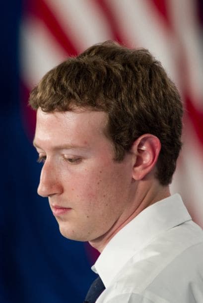 Sin embargo, rechazó la propuesta y entró en Harvard, la universidad más prestigiosa de Estados Unidos, a la edad de 18 años. En su segundo año lanzó TheFacebook, "una producción Mark Zuckerberg", en ese momento esencialmente un directorio de estudiantes en línea.