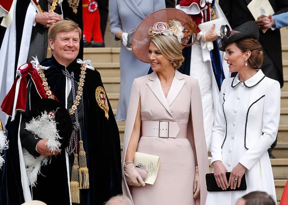 Al momento del accidente los duques de Cambridge se trasladaban a la ceremonia de investidura de los reyes Felipe VI, de España, y Willem Alexander, de Holanda, como 
<b><a href="https://www.univision.com/famosos/kate-se-pone-el-vestido-de-siempre-en-su-encuentro-con-letizia-y-maxima-las-reinas-mas-fashionistas-de-europa-fotos" target="_blank">caballeros de la Orden de la Jarretera </a></b>(foto).
