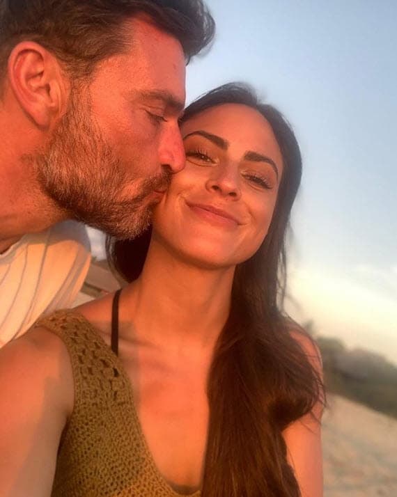 <b><a href="https://www.univision.com/shows/despierta-america/quien-es-el-nuevo-amor-de-julian-gil-carlos-tiene-informacion-de-la-mujer-20-anos-menor-que-le-robo-el-corazon-video" target="_blank">La periodista deportiva también presumió su romance con el actor</a></b> en redes sociales. “Mi cómplice de felicidad y paz. Agradecida de encontrarnos sin buscarnos y de poder compartirte mi felicidad y tú la tuya”, escribió junto a esta fotografía.
<br>