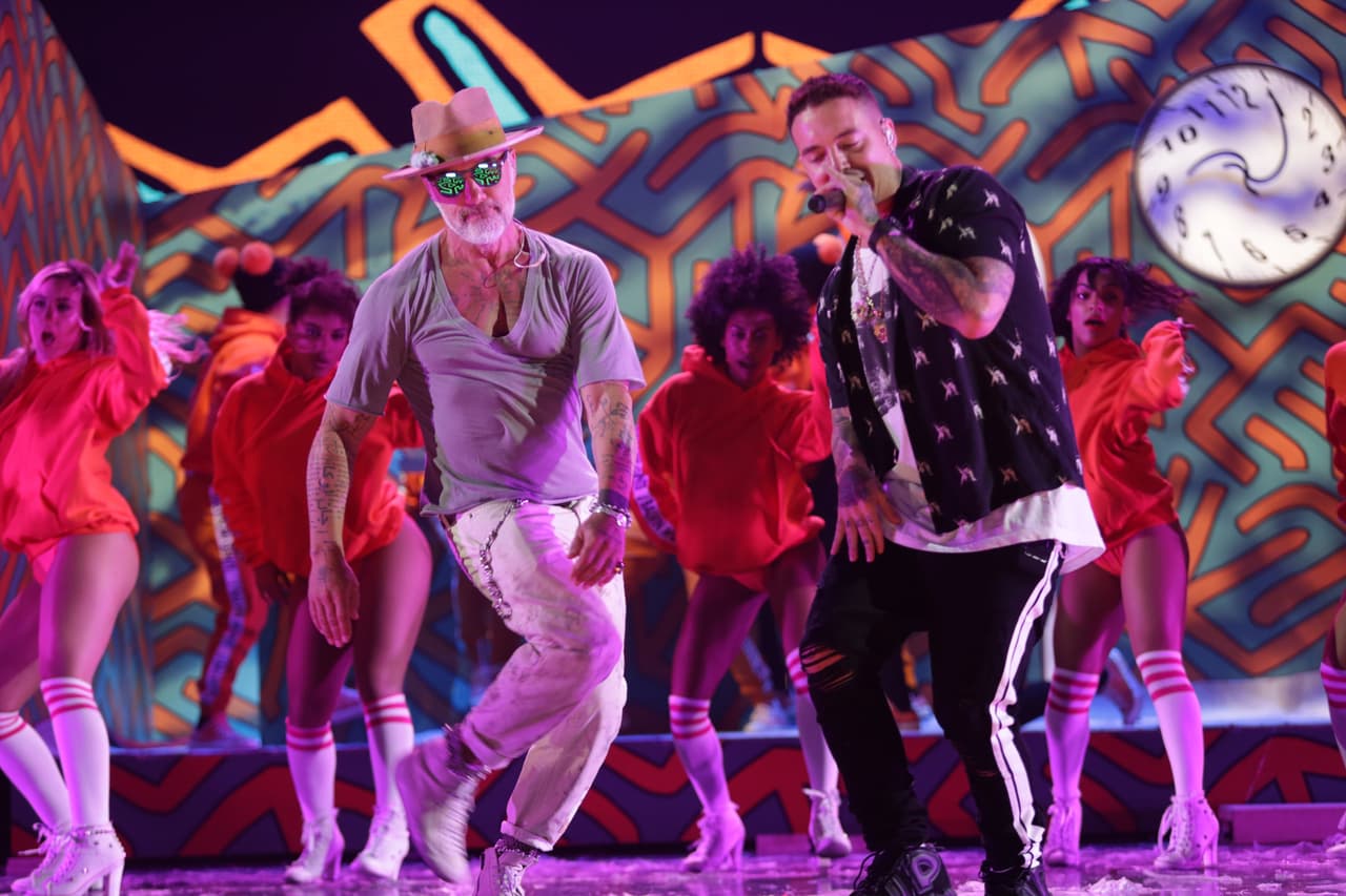 Para el millonario italiano Premios Juventud supone dar un salto de su plataforma de Instagram, donde cuenta con 10 millones de seguidores que le ven bailar, a exhibirse en un gran espectáculo en vivo y a través de Univision.