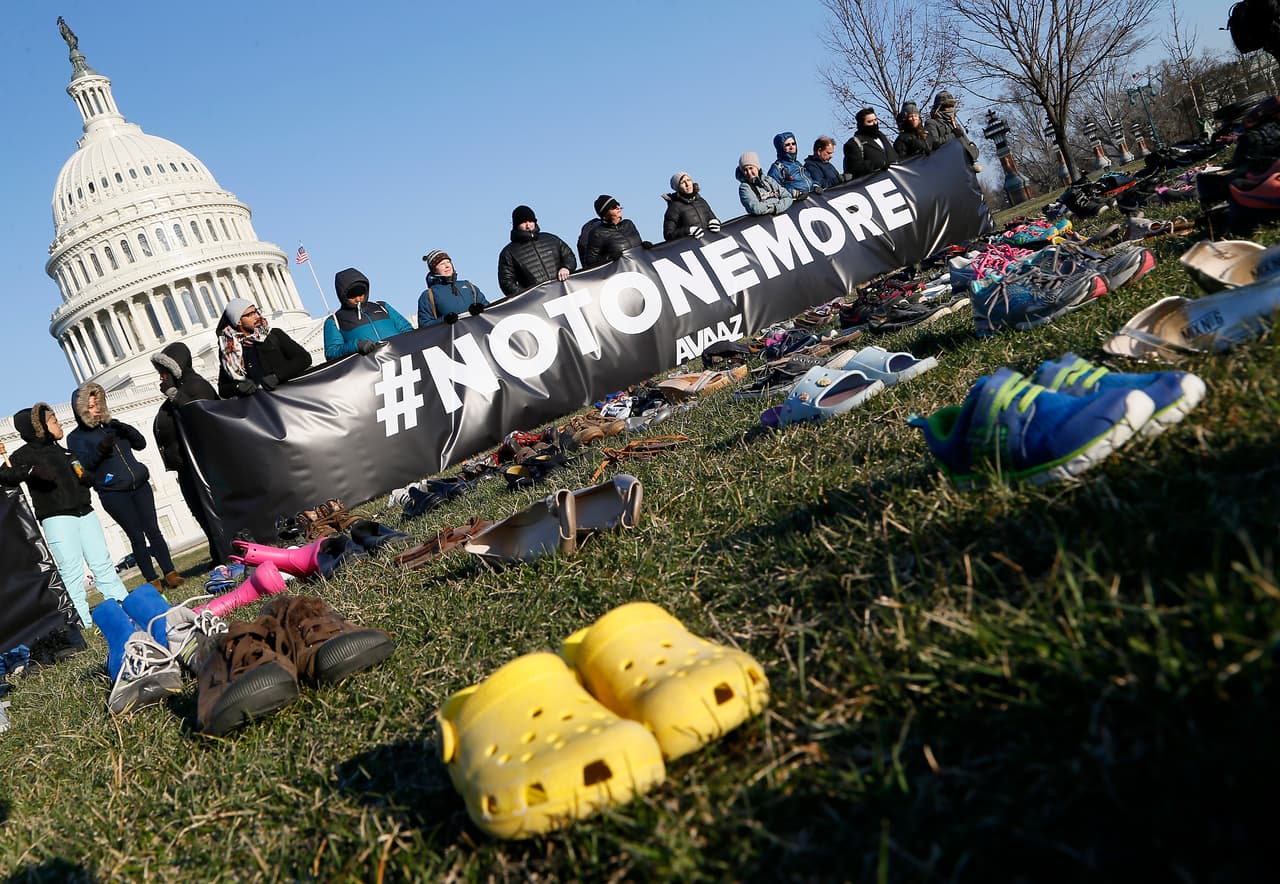 En marzo de 2018, activistas y familiares de víctimas pusieron 7,000 pares de zapatos de niños en los jardines frente al Capitolio en Washington DC como un símbolo de los cientos de jóvenes fallecidos en Estados Unidos por la violencia de las armas desde que ocurrió el tiroteo en la escuela Sandy Hook. Con esto pedían reformas para regular el uso de las armas.