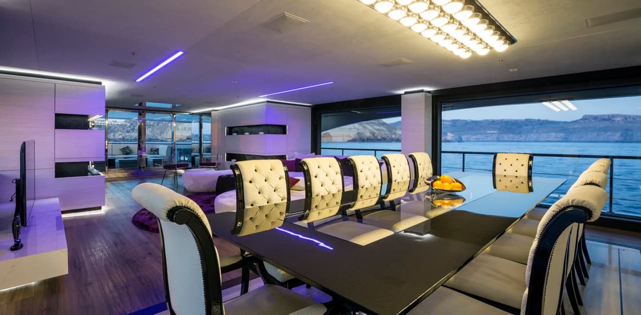 Hay grandes ventanales que van del piso al techo que permiten vistas espectaculares hacia el mar y las costas.
<br>