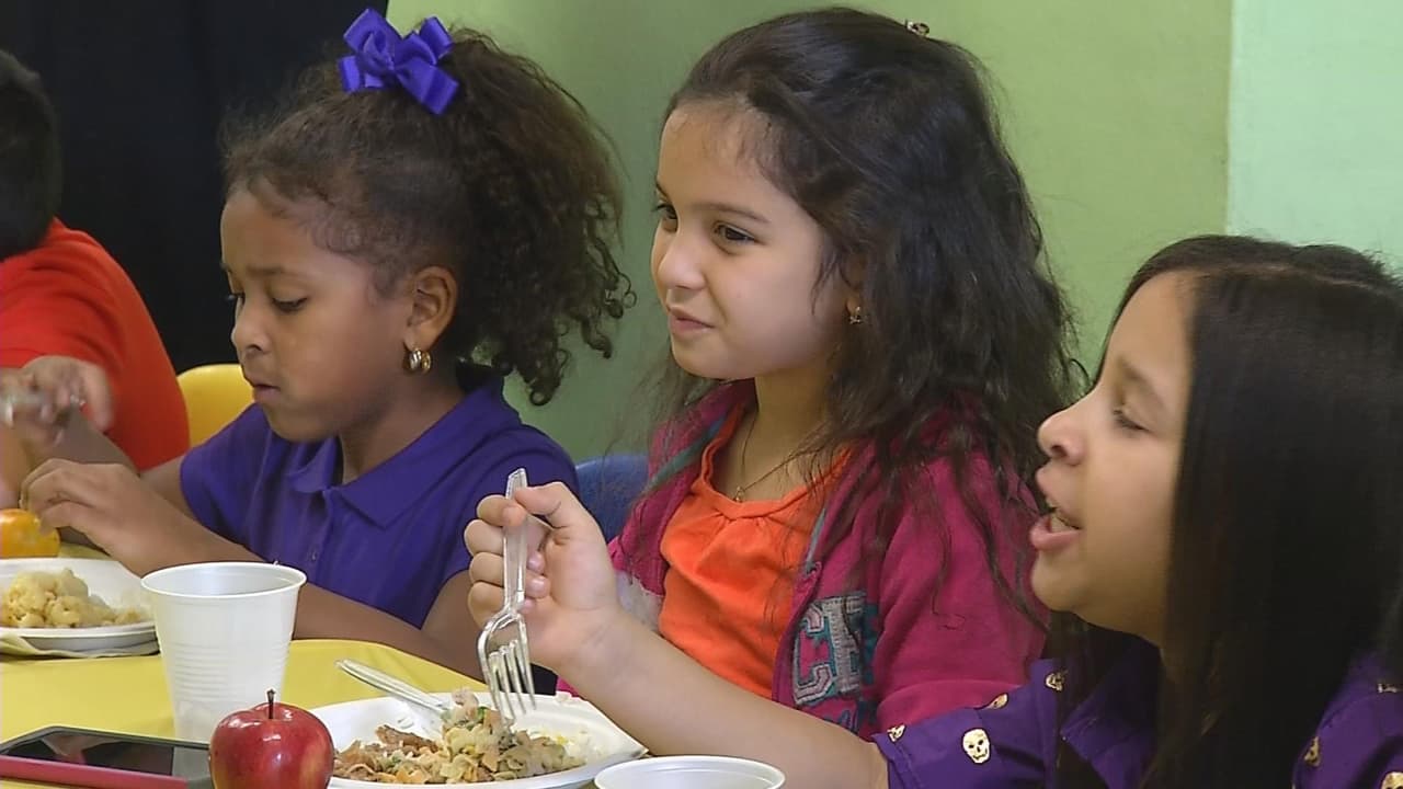 Arlette disfruta con sus compañeras la comida del día de Acción de Gracias.