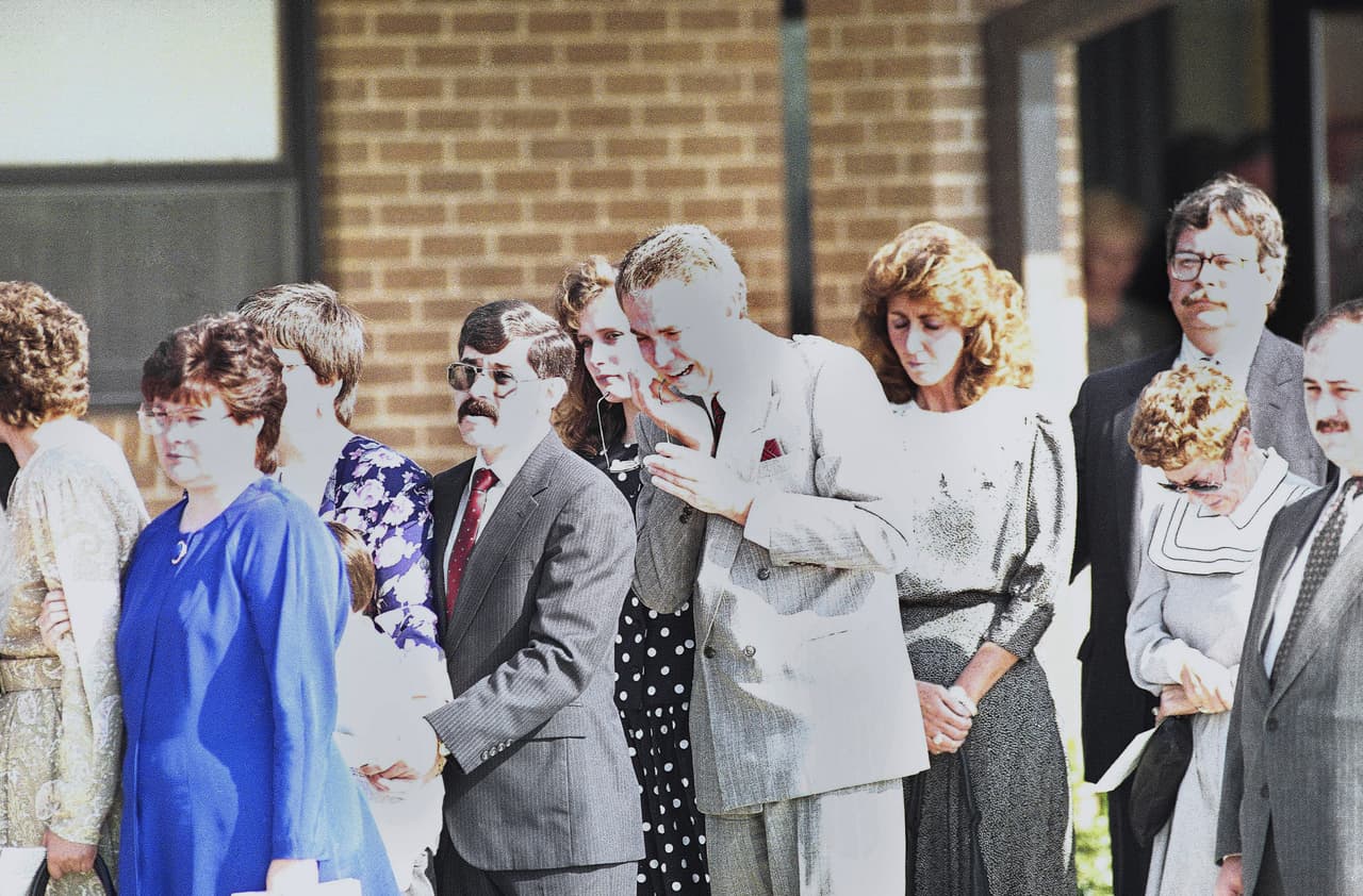 <b>1991. Restaurante Luby's en Killeen, Texas.</b> 
<a href="https://www.univision.com/noticias/tiroteos/en-fotos-los-autores-de-los-tiroteos-masivos-mas-mortiferos-de-eeuu-fotos">George Hennard</a>, un desempleado de 35 años, atravesó con su camioneta la ventana de un restaurante repleto de comensales, se bajó del auto y descargó dos pistolas contra los presentes, especialmente mujeres. Dejó 23 muertos, 27 heridos y acorralado por la policía se suicidó. En la fotografía los familiares de las víctimas en uno de los funerales. 21 de octubre de 1991.