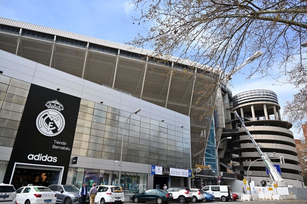 La obras en el Santiago Bernabéu continuan a toda máquina para adelantar todo lo posible durante la cuarentena. Entre lo más destacado est´a el desmontaje de la cubierta del estadio. En el fondo norte se ha desmontado toda la estructura metálica y se está desmontando sector a sector la cubierta rígida de la que ya prácticamente no queda nada.
