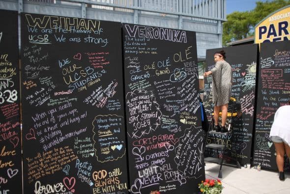 Rinden tributo a las seis víctimas de la masacre causada por un pistolero que el viernes en Isla Vista.