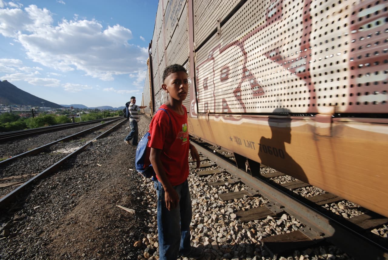 Un niño espera el momento indicado para subir al tren de carga que lo llevará a la frontera norte de México con Estados Unidos.