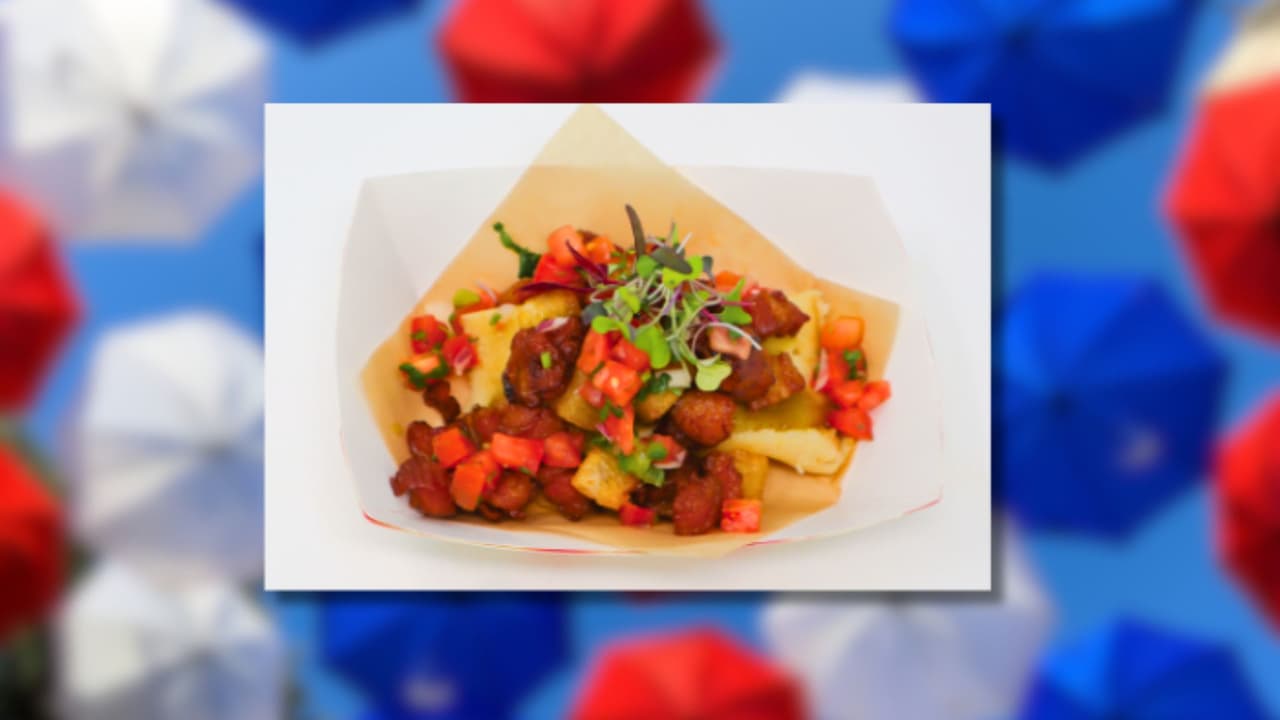 Descubre el Pork Belly Ceviche Tamal, una deliciosa creación que te sorprenderá. Este
<b>sabroso tamal de maíz suave está cubierto con panceta de cerdo frita y crujiente, acompañado de yuca frita, plátanos dulces y fresco pico de gallo</b>. Además, se glasea con una salsa de jalapeño y se adorna con microverduras, ofreciendo un toque picante y sofisticado. ¡Una experiencia gastronómica que no te querrás perder!
<a href="https://www.univision.com/local/dallas-kuvn/guia-descuentos-entradas-boletos-feria-estatal-texas-2024" target="_blank">Haz clic aquí para <b>conocer las formas de ir a la Feria Estatal de Texas y ahorrar.</b> </a>